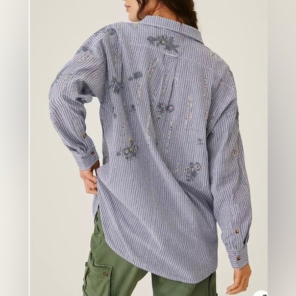 Pilcro Anthropologie Women’s Embroidered Buttondown size Small. NWT! Runs large - Picture 4 of 14